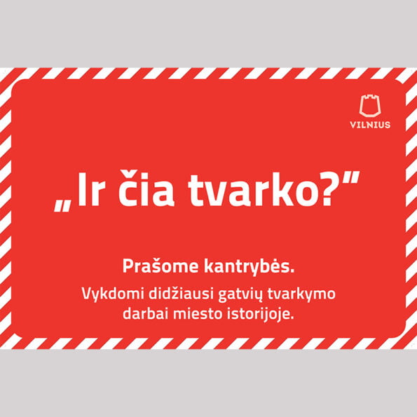 Informacinės lentelės su priklijuotu lipduku (gatvių tvarkymo darbai)